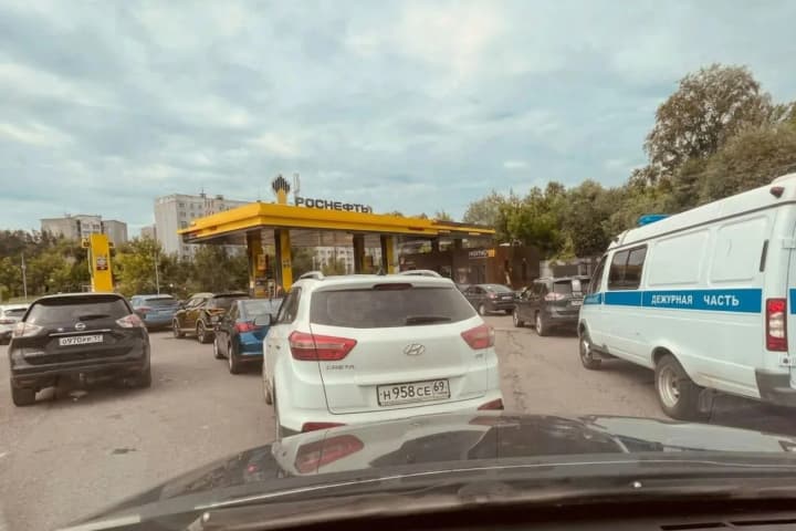 Russia redistributes gasoline in favor of Moscow and St. Petersburg, while other regions are left with empty gas stations