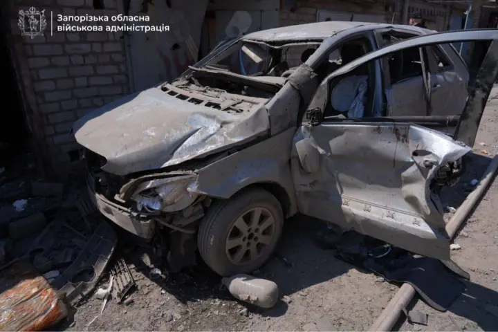The enemy attacked Zaporizhzhia with aerial bombs and a drone: one person killed, nine wounded