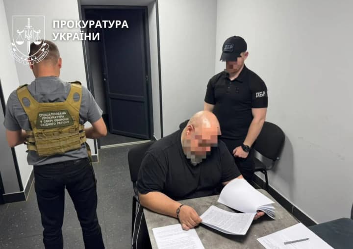 Two heads of the medical service and their subordinate were notified of suspicion due to illegal payments of "combat" allowances totaling over UAH 2.35 million