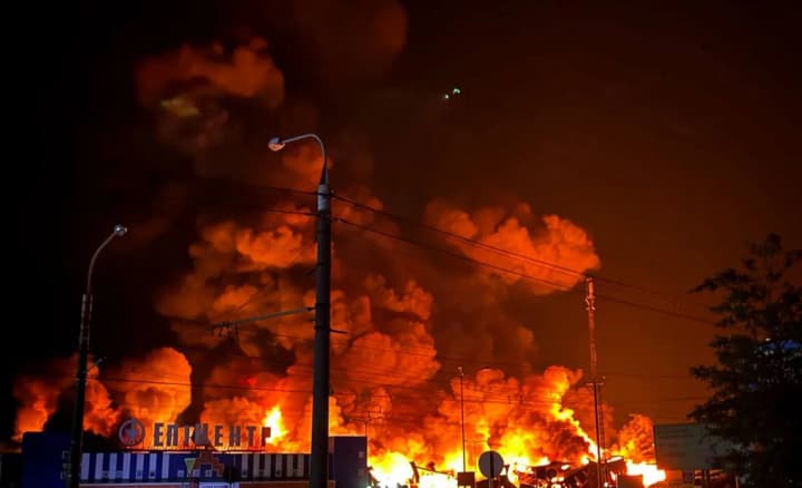 У Сумах внаслідок атаки російських дронів постраждали шестеро людей, виникла пожежа в "Епіцентрі"