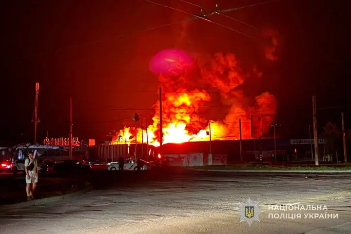 росіяни повторно вдарили під час гасіння пожежі після атаки на ТЦ "Епіцентр" у Сумах
