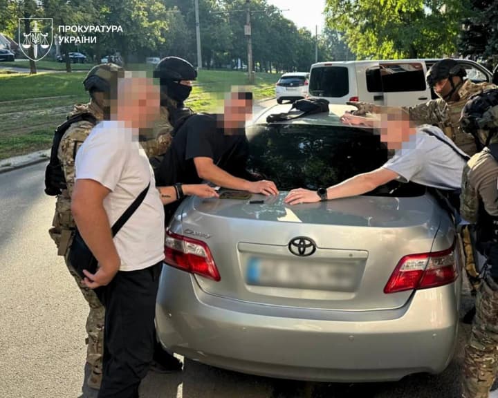 У Дніпрі напали на волонтера й викрали $11 тис. для авто ЗСУ - трьом чоловікам повідомили про підозру