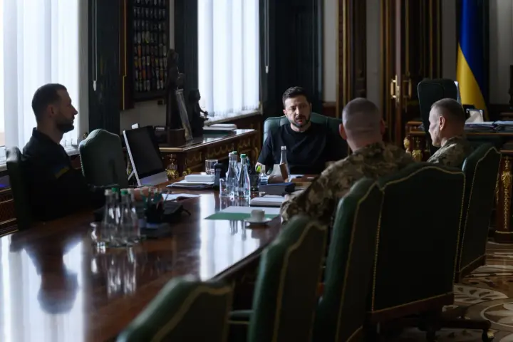 Зеленський заслухав доповідь про підготовку до різних варіантів розвитку подій на Чернігівсько-Київському напрямку