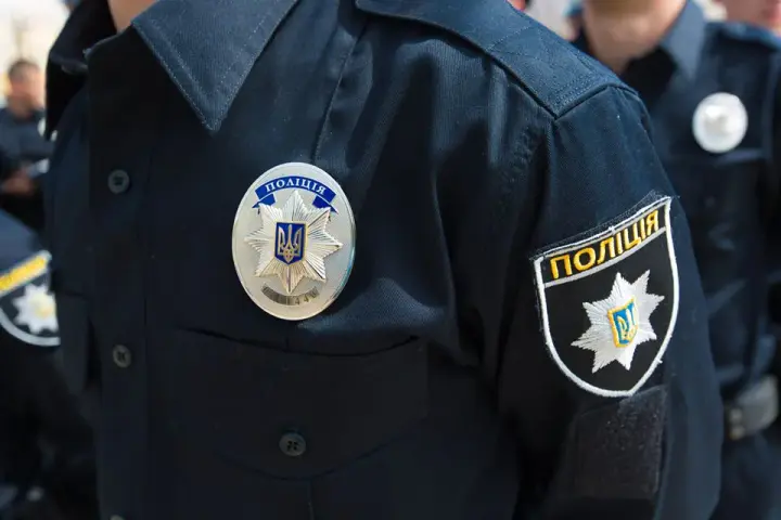 У Києві невідомі облили салон краси рідиною та залишили біля закладу частини туш тварин