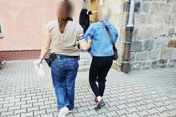 Польська поліція затримала жінку, яка побила двох 13-річних українок