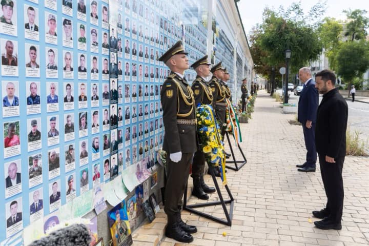 Зеленський зустрівся з прем'єр-міністром Ірландії у Києві та разом вшанували пам'ять загиблих українських воїнів