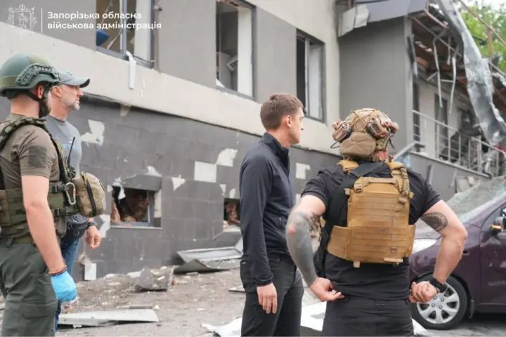 The enemy struck a multi-story building in Zaporizhzhia, people are under the rubble