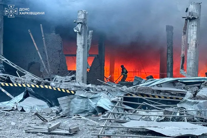 В Ізюмі горіло відділення поштового оператора через удар рф КАБами