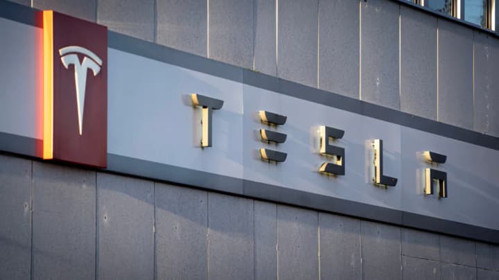 Акції Tesla впали майже на 15% після слабкого фінансового звіту