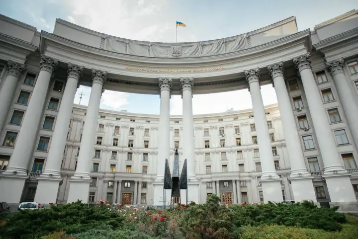 Восьмиметрового сталевого "Фенікса" встановили перед МЗС у Києві, фото