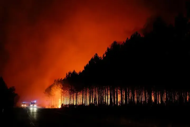 Масштабні пожежі у Франції та Іспанії змусили понад 300 тисяч людей залишити домівки