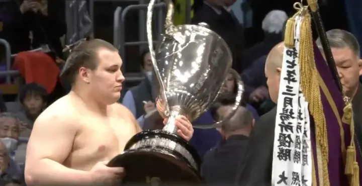 Ukrainian sumo wrestler Yavhusyshyn wins Emperor's Cup in Japan for the third time