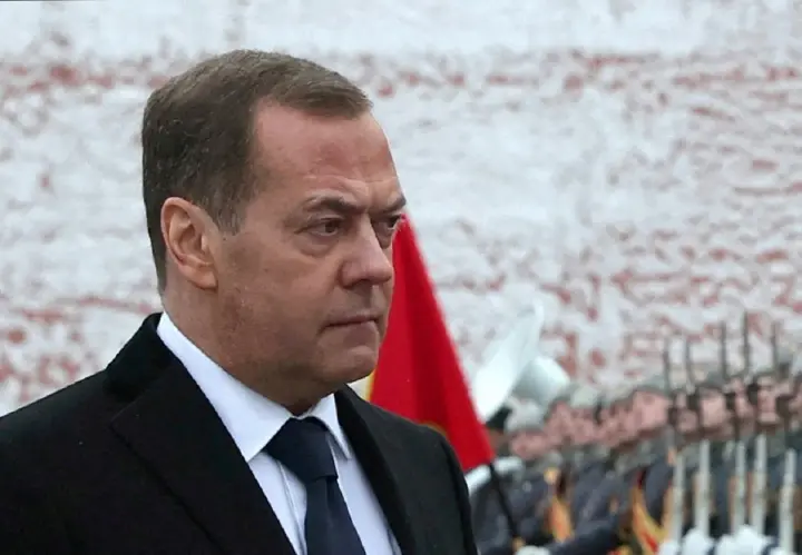 "Энергетические кризисы, социальные катаклизмы": медведев призвал делать жизнь в Британии максимально невыносимой