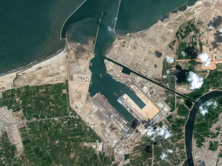 Пожежу в порту Єгипту спричинив удар дрона по газовому танкеру - Reuters