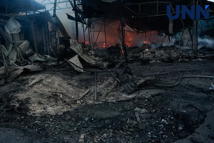 У Києві вщент згорів ринок після російської атаки, є постраждалі та загиблий