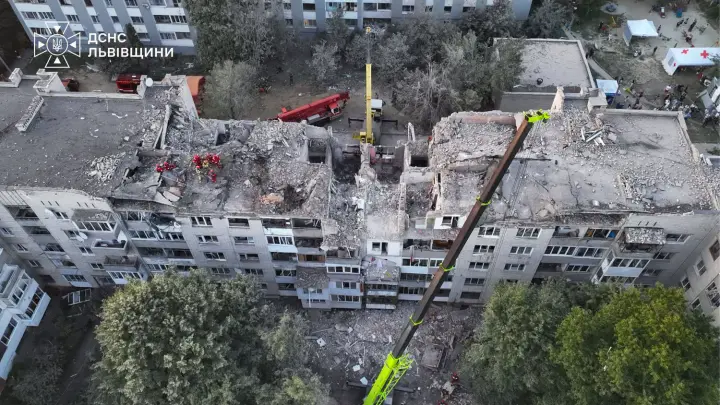 У Львові під завалами можуть перебувати ще двоє людей після ворожої атаки