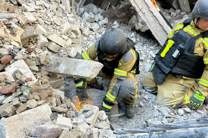 Body of person killed by Russian air bombs found under the rubble of educational institution in Kherson
