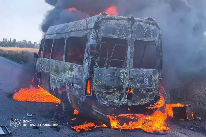 рф вдарила по мікроавтобусу на Дніпропетровщині, семеро людей поранені, двоє у важкому стані