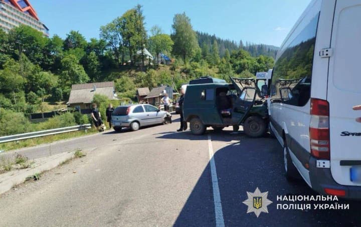 На Закарпатті в аварії з трьома авто постраждали 13 людей, серед них діти