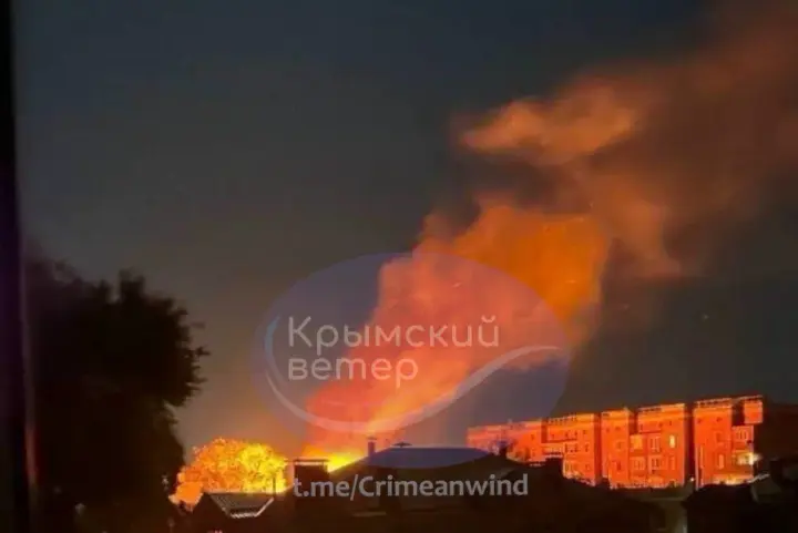 У Криму вночі лунали вибухи, у Керчі сталися пожежі