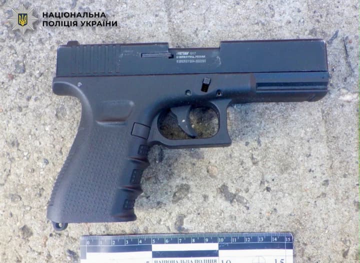 В Киеве мужчина устроил стрельбу во дворе жилых домов