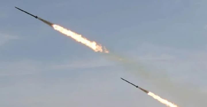 росія атакувала Київ балістичними ракетами, у столиці пролунала серія вибухів