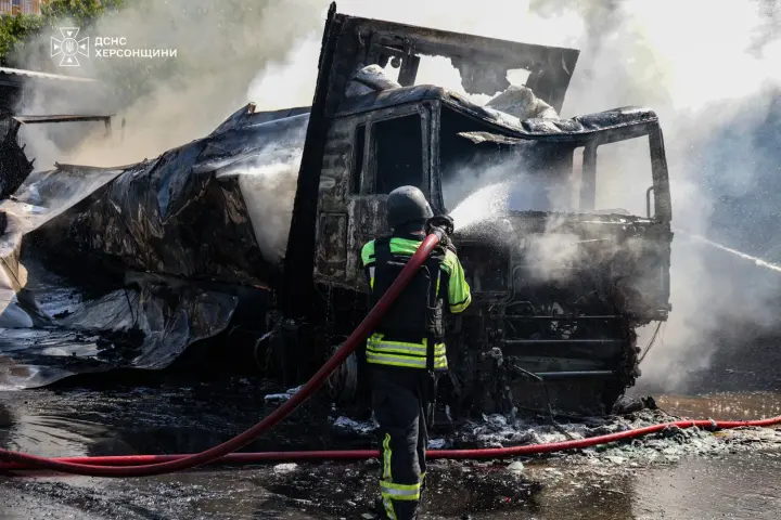 рф вдарила по вантажівці з продуктами у Херсоні, поранила 11 людей у Харкові