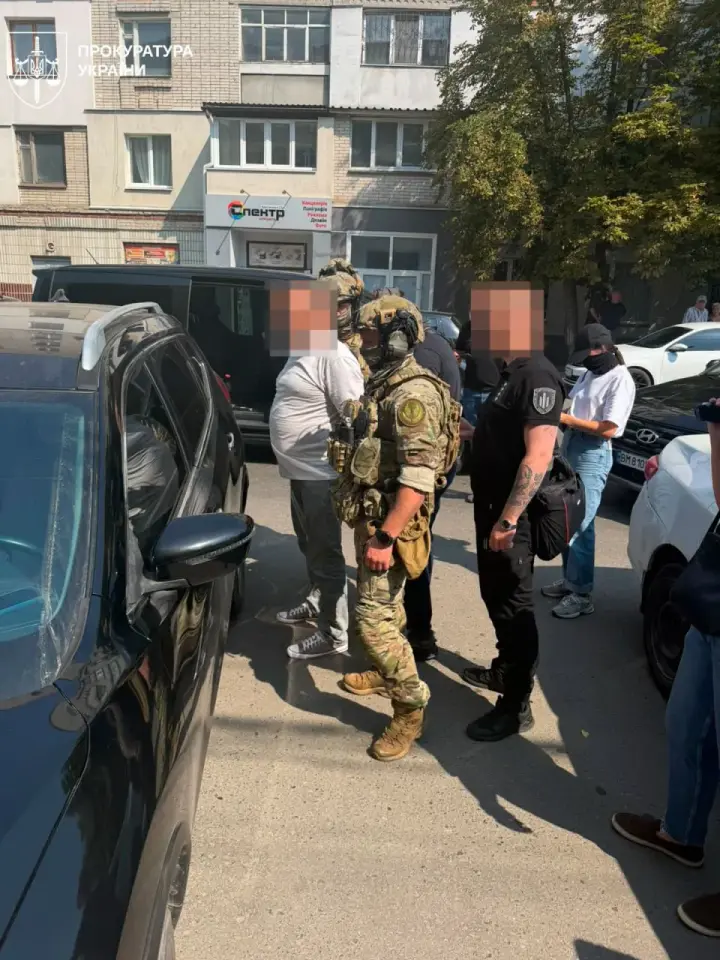 Two tax officials in Sumy region exposed for demanding a bribe from an entrepreneur for “loyalty” during an inspection — Prosecutor General