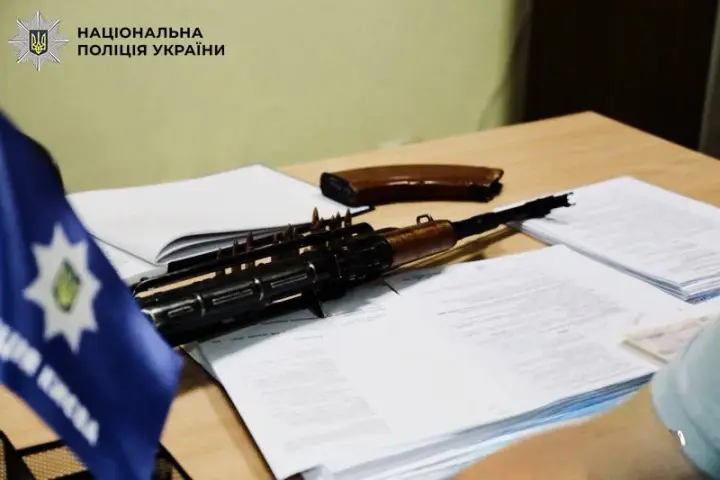 Кияни задекларували 2 500 одиниць зброї та понад мільйон набоїв