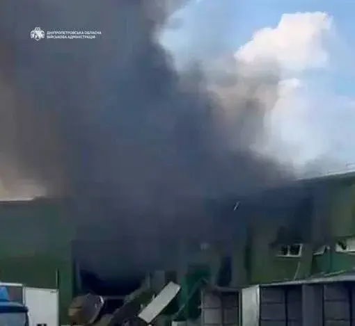 рф атакувала Дніпровський район, зайнялися склади логістичної компанії