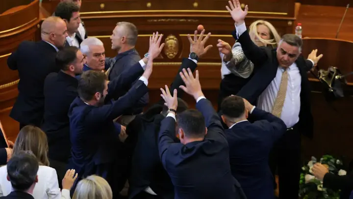 Депутатка в Косове бросила яйца в премьер-министра на фоне политического кризиса