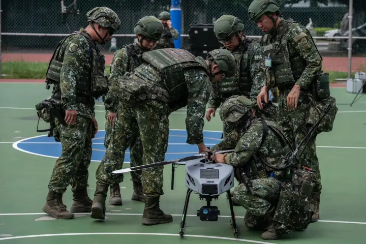 Тайвань за прикладом України створює флоти літаючих дронів та безпілотних ударних катерів