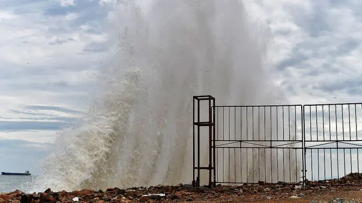Typhoon "Dolphin" weakened but caused hundreds of flights to be canceled in China