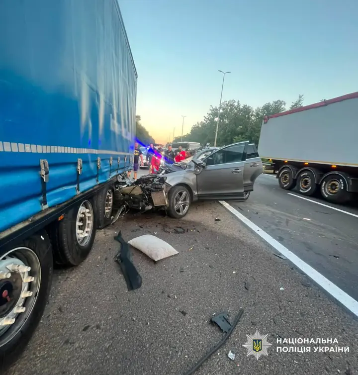 In Kyiv, a driver crashed into a truck; his wife and child were killed - police