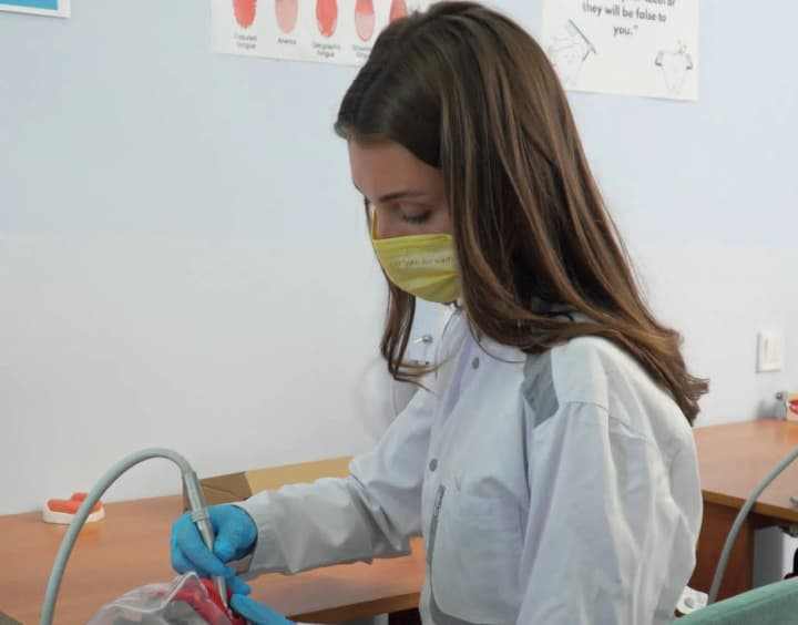 Вступ на "Стоматологію" у 2026 році: скільки коштує навчання та що пропонують університети