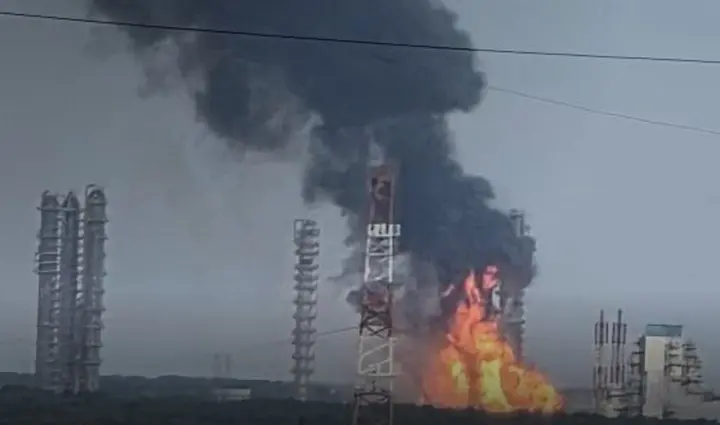 Понад 2000 км до цілі - українські військові уразили нафтохімічний комбінат у тюменській області