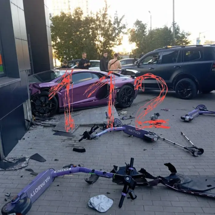 У рф спорткар сина "православного" мільярдера Алтушкіна влетів у будинок та збив учасника "сво"