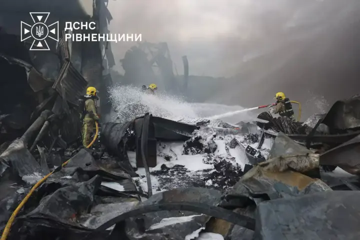 На Рівненщині ліквідували пожежу на підприємстві з виробництва пінопласту: що кажуть про забруднення повітря