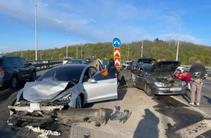 Смертельна ДТП на Дарницькому мосту - водію Tesla загрожує до 8 років позбавлення волі