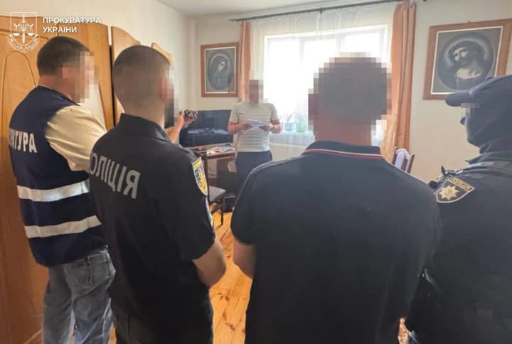 На Львівщині викрили чоловіка, який систематично ґвалтував 14-річну падчерку