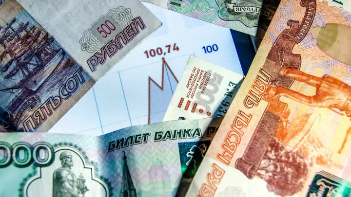 Дефіцит бюджету рф уже вдвічі перевищив річний план - Bloomberg