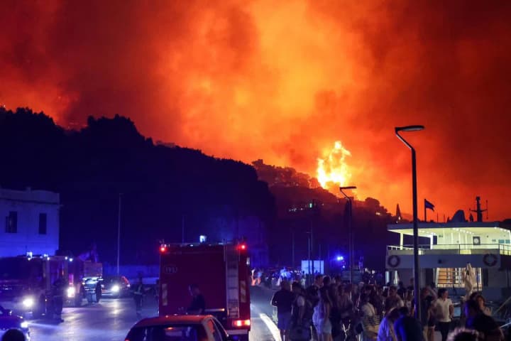 A forest fire swept through a Croatian tourist town, 36 injured