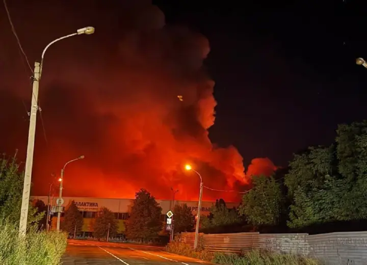 "They will probably no longer be able to put it out": the "Galaktika" shopping center caught fire in Donetsk after a drone attack