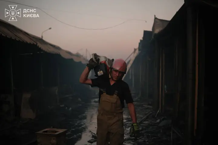 У Києві рятувальники ліквідували наслідки ворожого обстрілу і показали зруйновану "Петрівку"