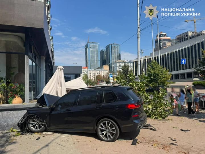 У Києві BMW в'їхала в літню терасу після зіткнення, постраждав водій
