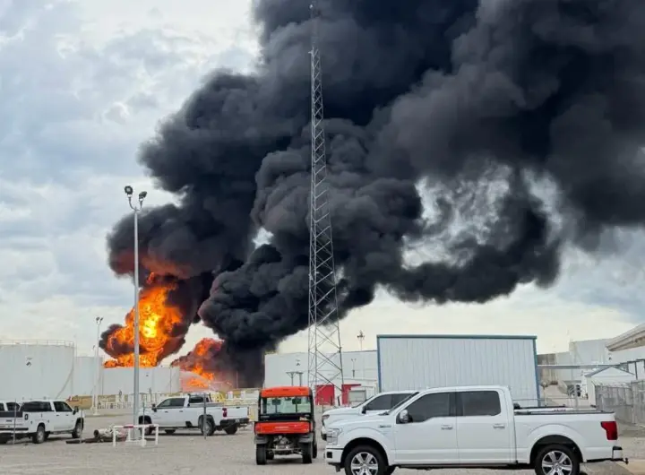 У США блискавка спричинила пожежу на великому паливному сховищі біля Талси