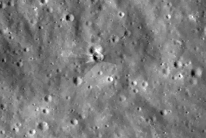 NASA показала кратер на Місяці після падіння уламка ракети SpaceX