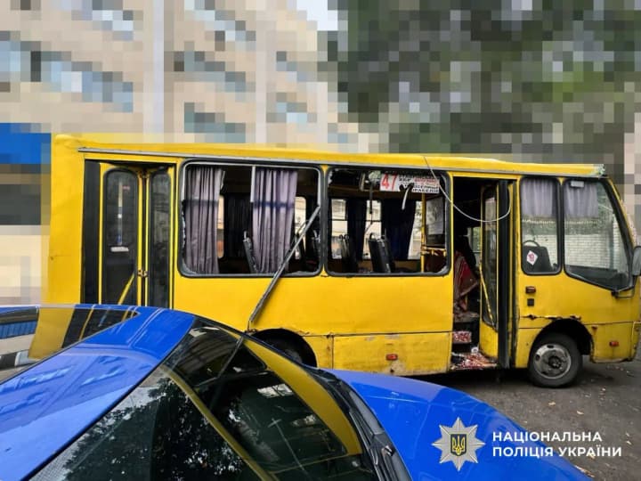"Поки партнери вагаються щодо постачань, росіяни давно перейшли межу вседозволеності" - Зеленський показав наслідки удару рф по маршрутці в Херсоні