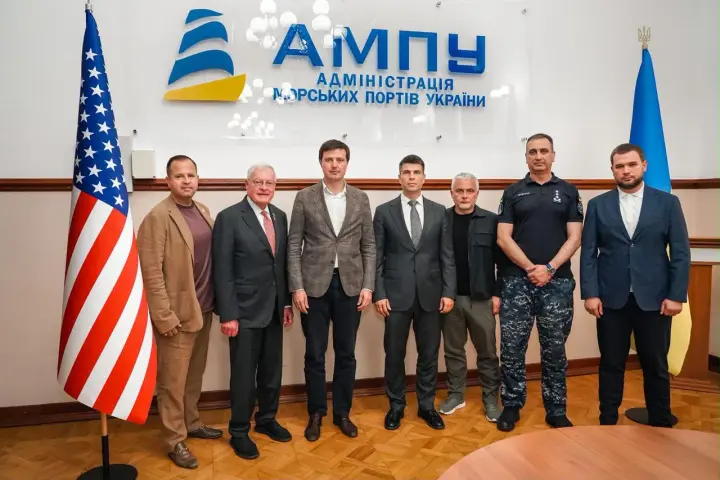 Кіт Келлог прибув в Україну з візитом та відвідав Одеський порт