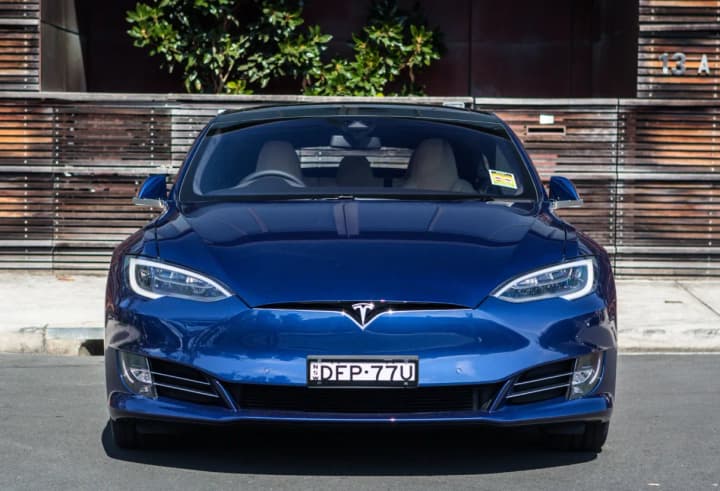 Tesla та ще вісім автовиробників відкликають з Китаю рекордні 4,3 млн автомобілів